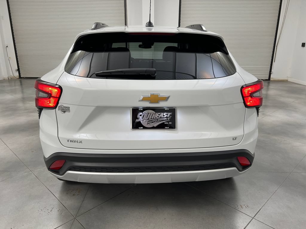 Used 2025 Chevrolet Trax LT FWD image 8