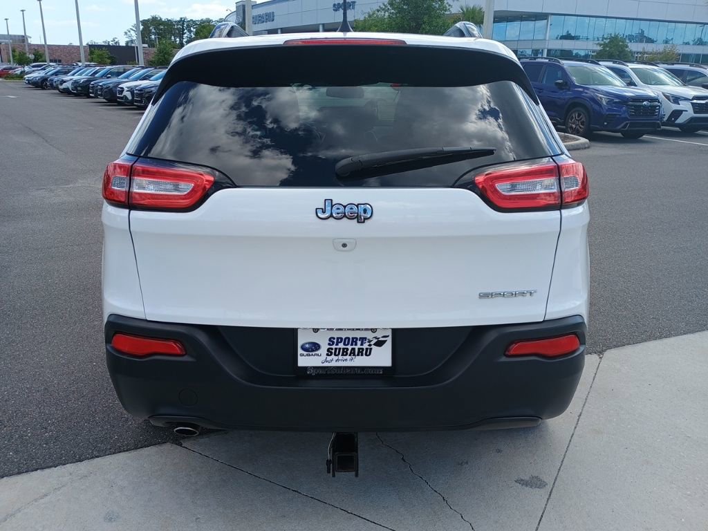 Used 2016 Jeep Cherokee Sport image 6