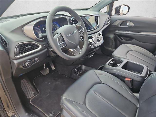 Used 2025 Chrysler Pacifica Select image 10
