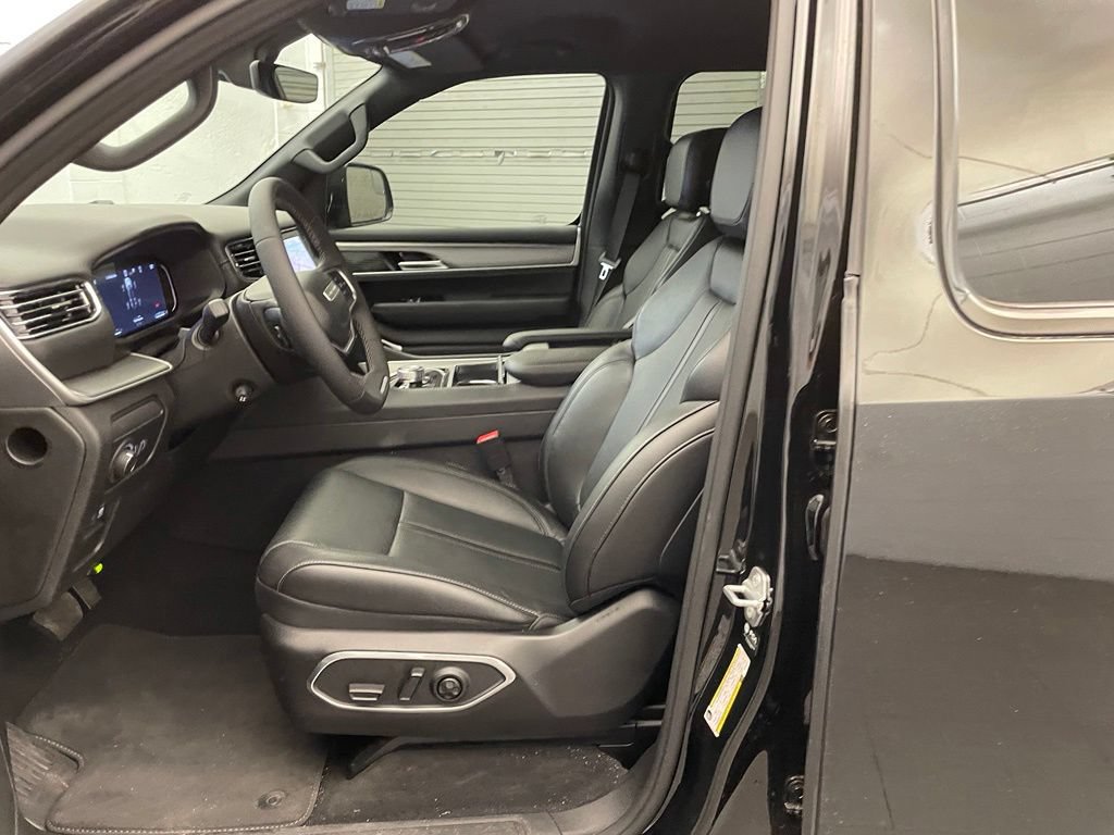 New 2026 Jeep Grand Wagoneer 4WD image 18