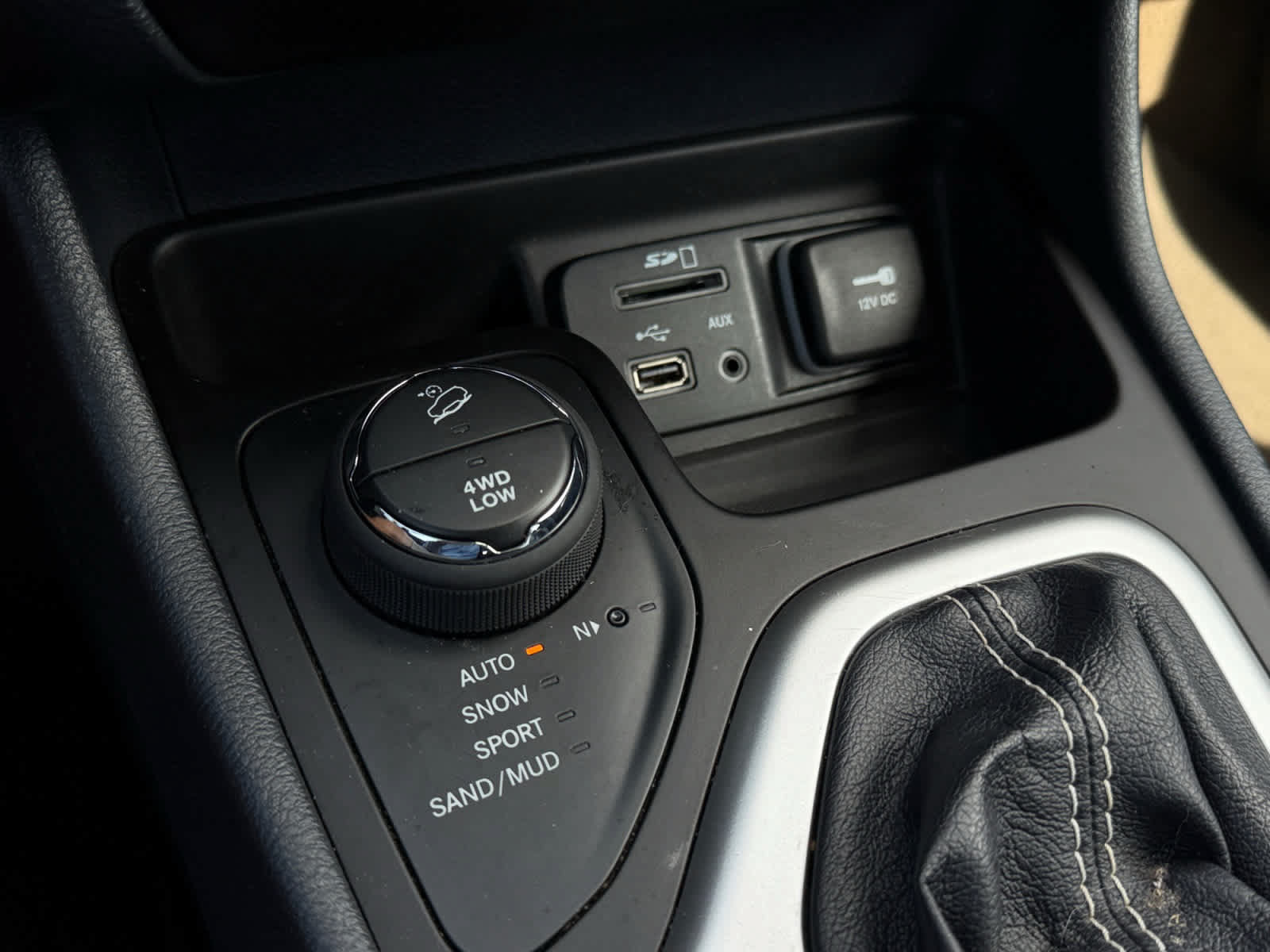 Used 2015 Jeep Cherokee Limited w/ Luxury Group AWD/4WD image 53