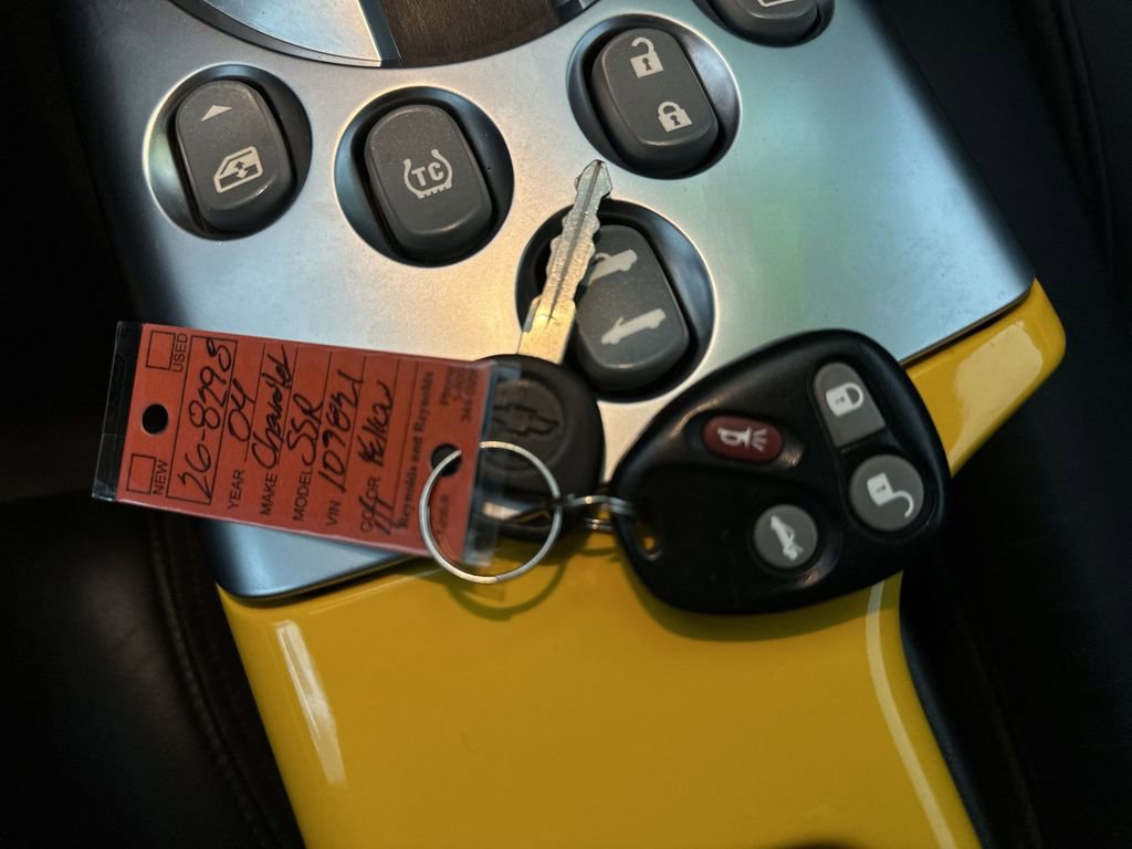 Used 2004 Chevrolet SSR w/ Preferred Equipment Group image 16