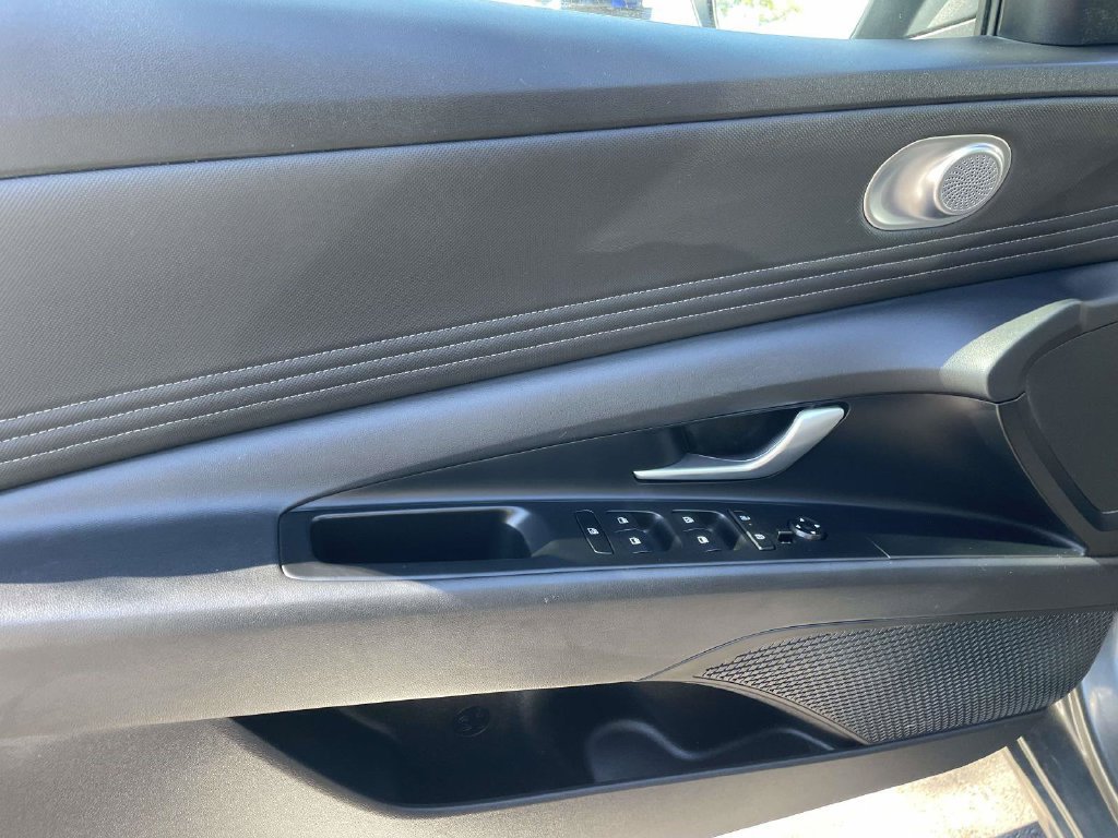 Certified 2025 Hyundai Elantra SEL FWD image 17
