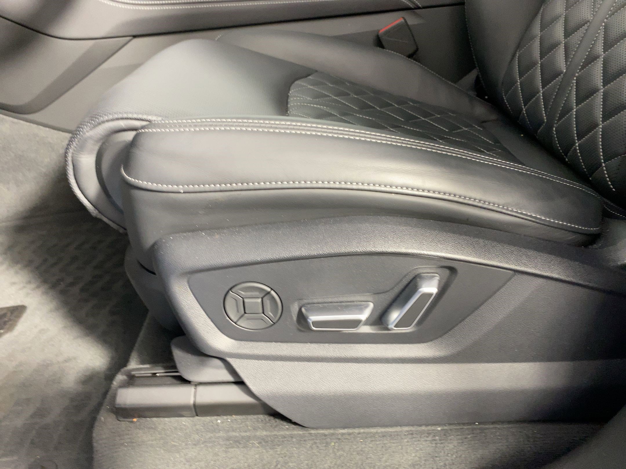 Used 2025 Audi SQ7 Premium Plus w/ Executive Package image 11