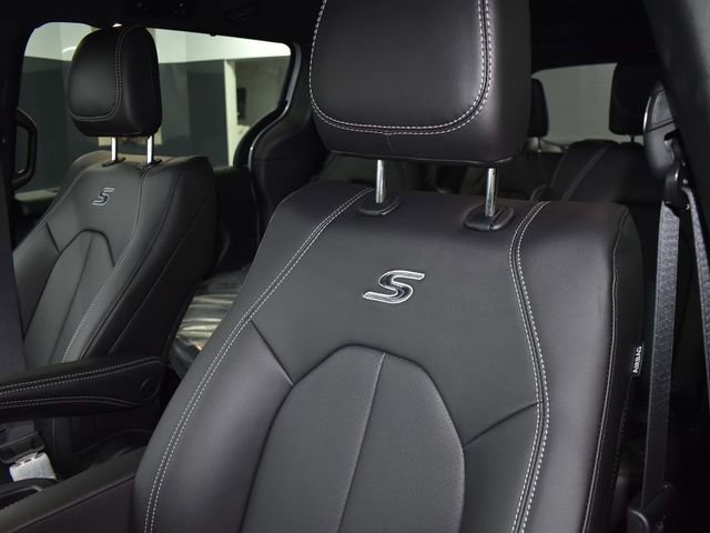 New 2026 Chrysler Pacifica Select w/ S Appearance Package FWD image 18