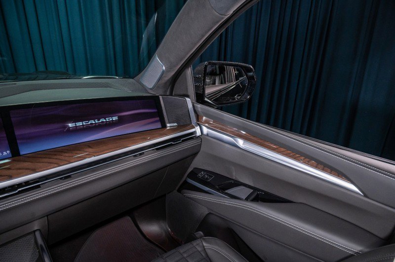 Used 2026 Cadillac Escalade Platinum Sport w/ LPO, ONYX Package AWD/4WD image 31