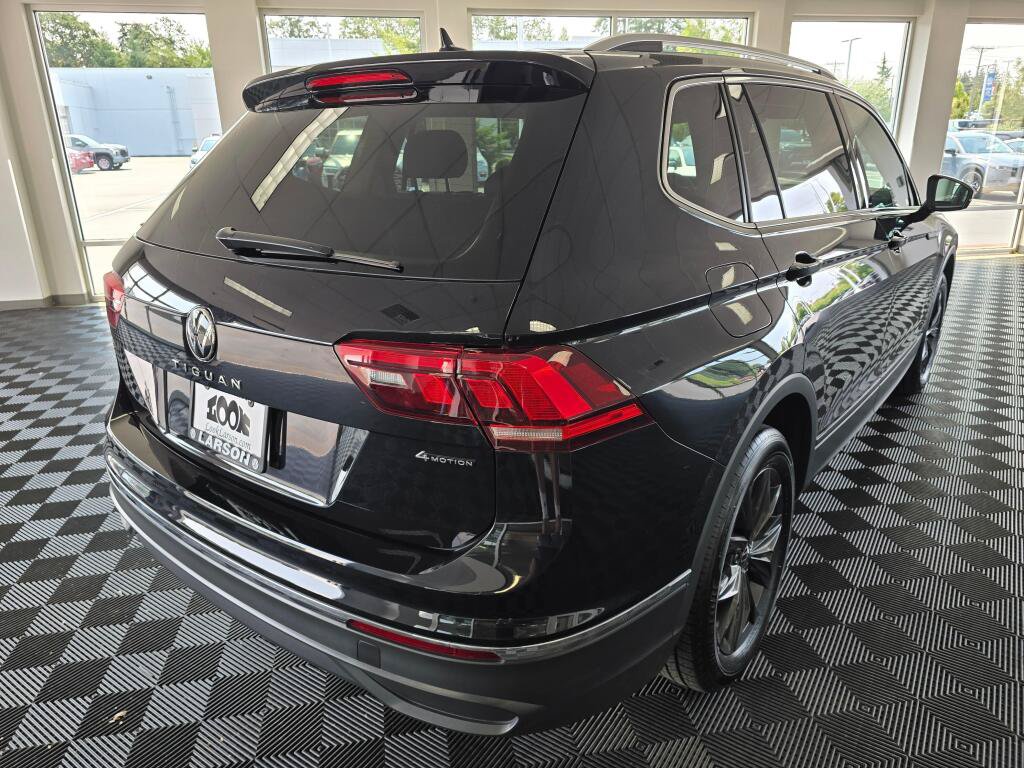 Used 2024 Volkswagen Tiguan SE w/ MDO Package, Two-Row AWD/4WD image 3