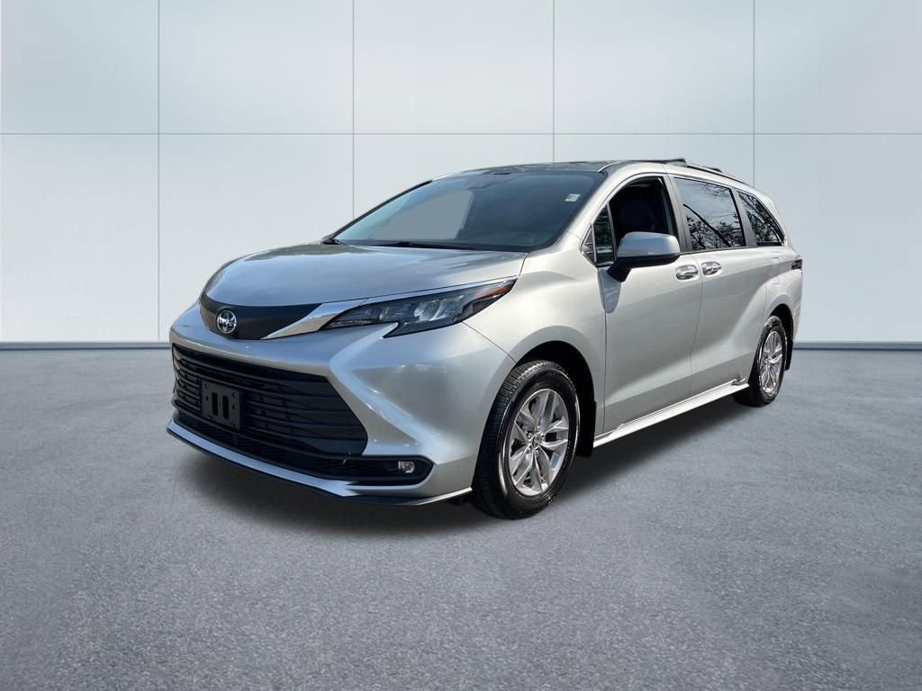 Used 2025 Toyota Sienna XLE image 2