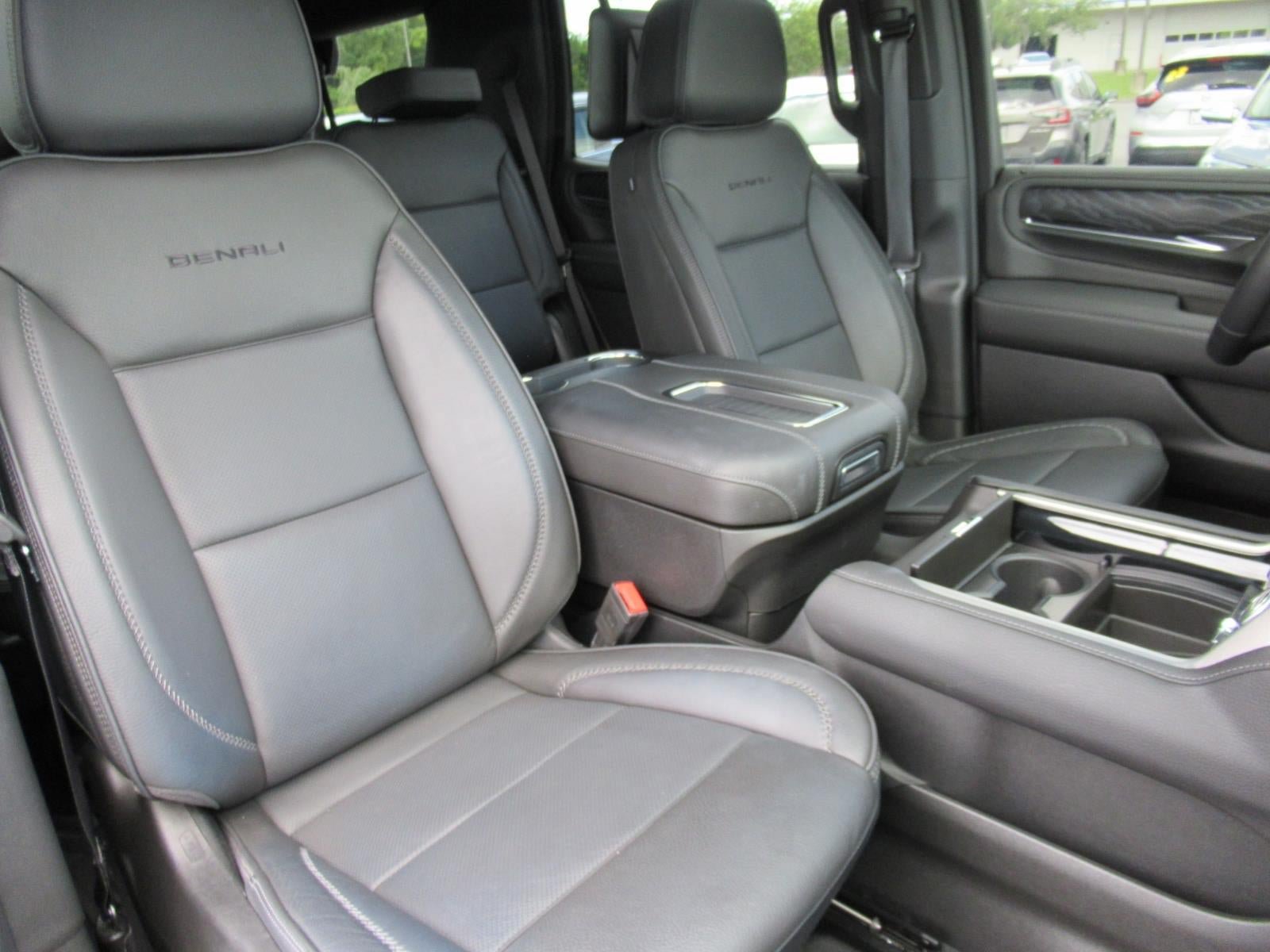 Used 2024 GMC Yukon Denali w/ Denali Reserve Package AWD/4WD image 9