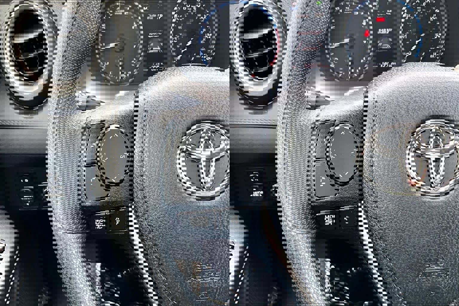 Used 2018 Toyota RAV4 LE image 23