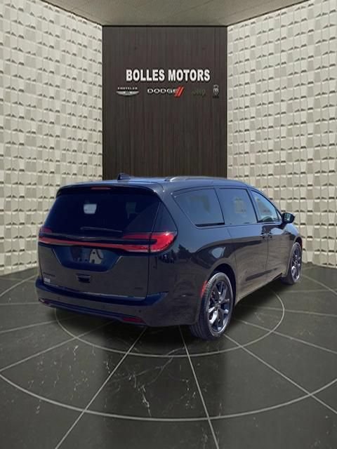 Certified 2023 Chrysler Pacifica Touring-L w/ S Appearance Package AWD/4WD image 5