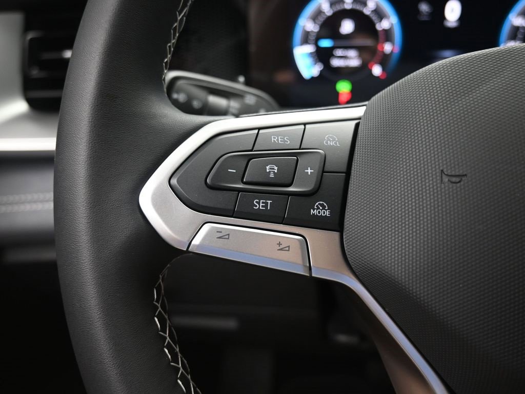 New 2025 Volkswagen Tiguan SE image 17