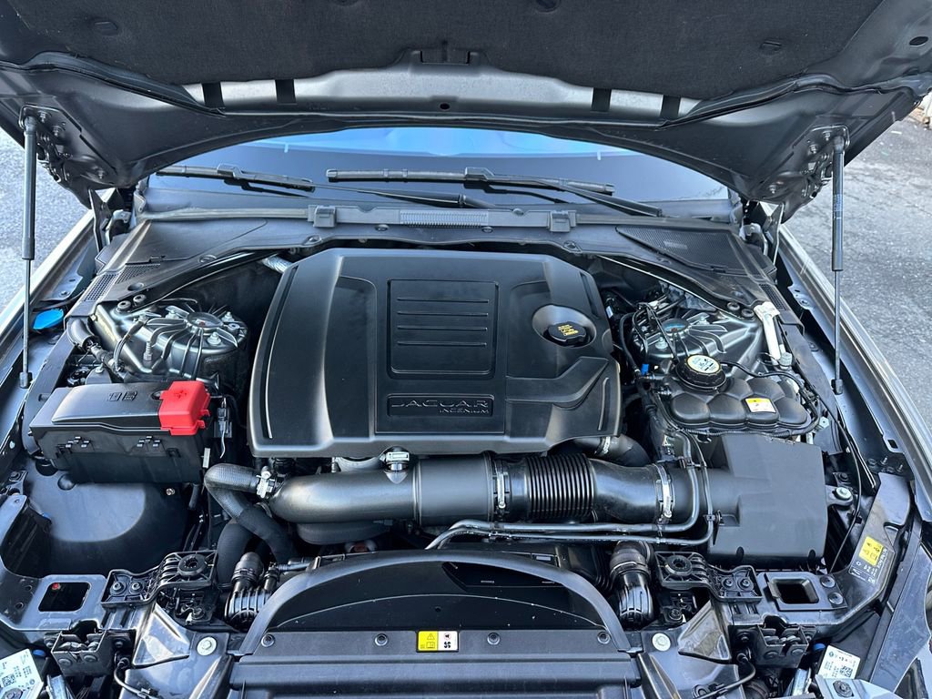 Used 2018 Jaguar XE Premium image 26