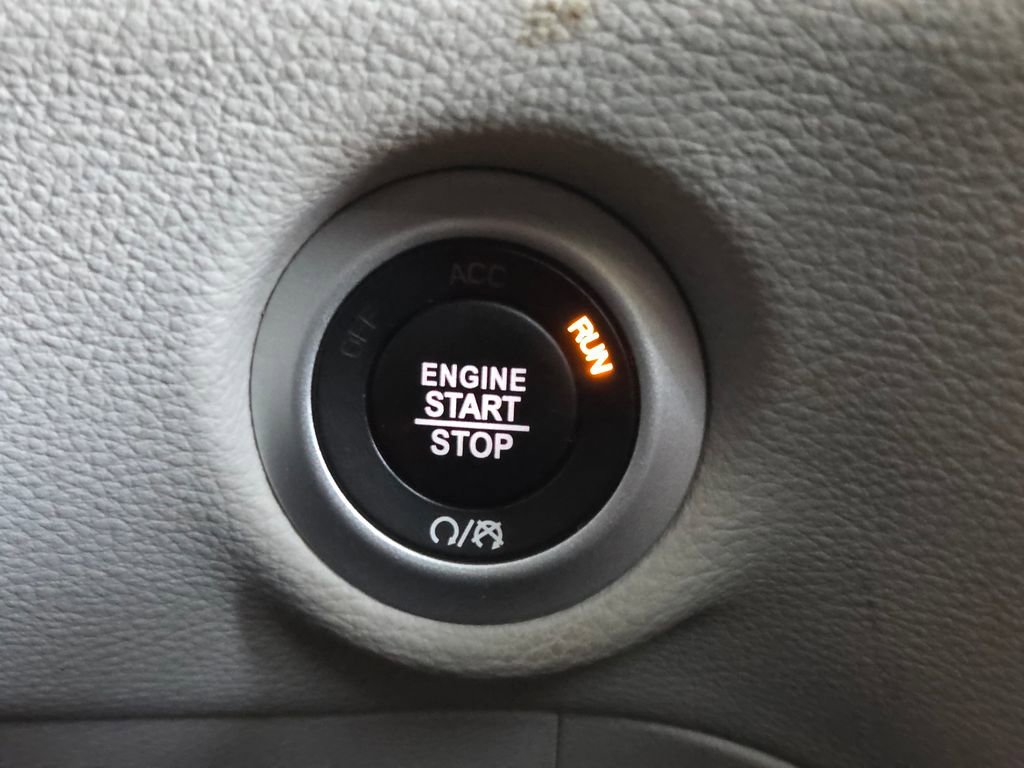 Used 2021 Chrysler Pacifica Limited AWD/4WD image 10