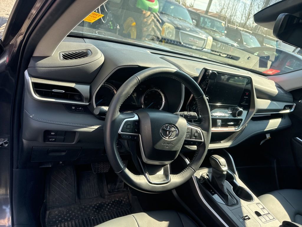 Used 2024 Toyota Highlander XLE image 19