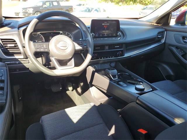 Used 2023 Nissan Rogue SV image 10