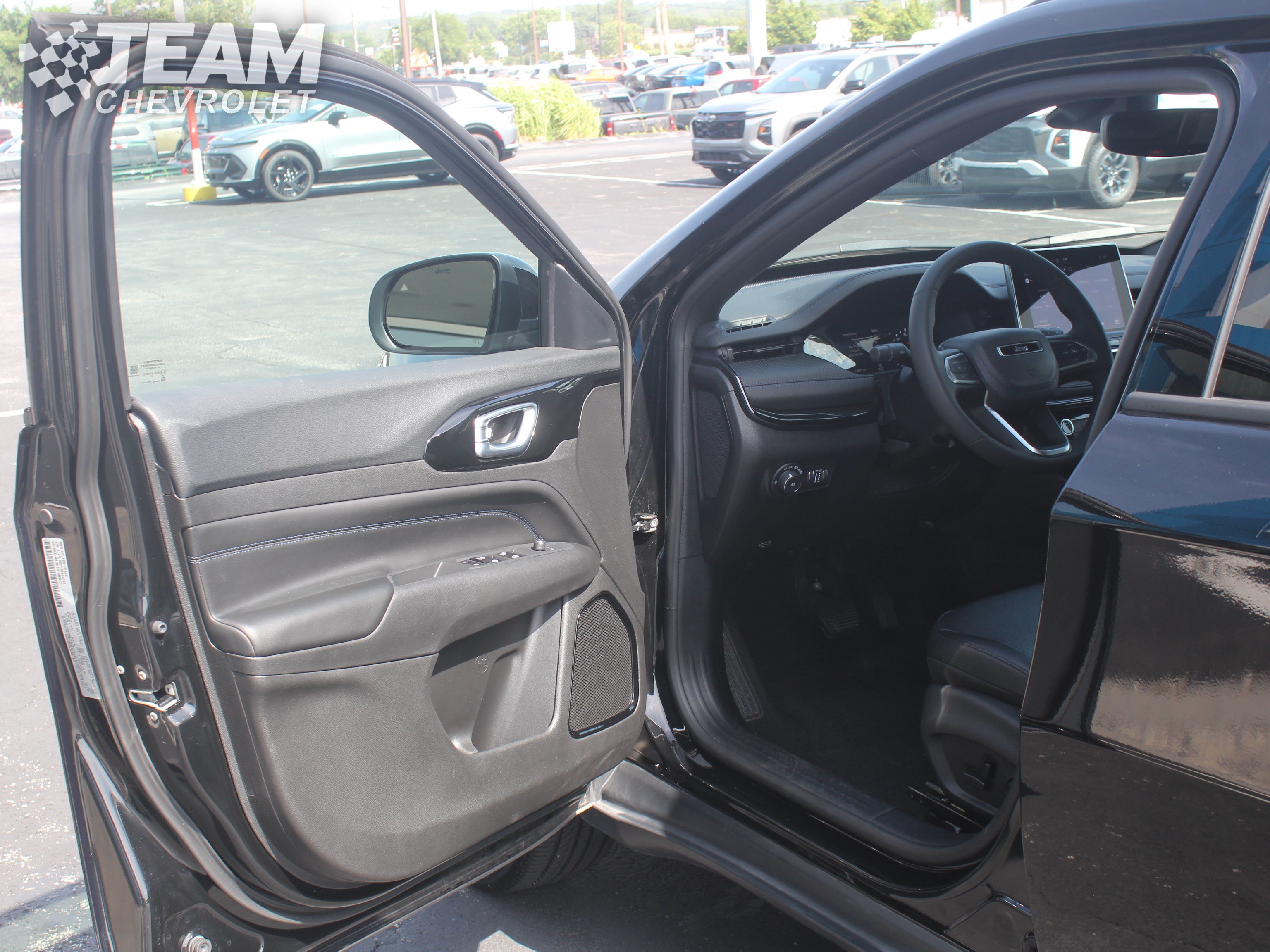 Used 2025 Jeep Compass Latitude w/ Convenience Group AWD/4WD image 10