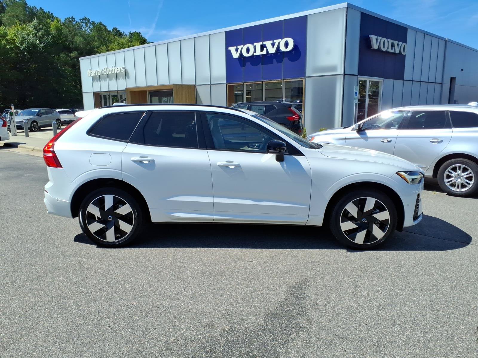 Certified 2024 Volvo XC60 T8 Plus w/ Protection Package Premier AWD/4WD image 27