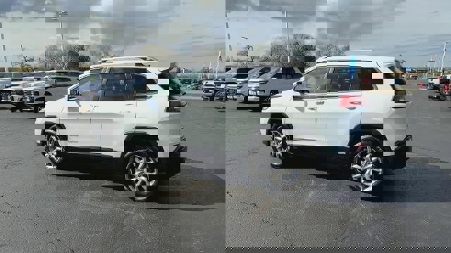 Used 2018 Jeep Cherokee Limited w/ Technology Group image 6