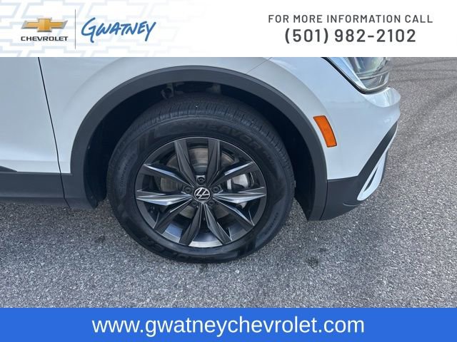 Used 2023 Volkswagen Tiguan SE w/ Panoramic Sunroof Package image 12