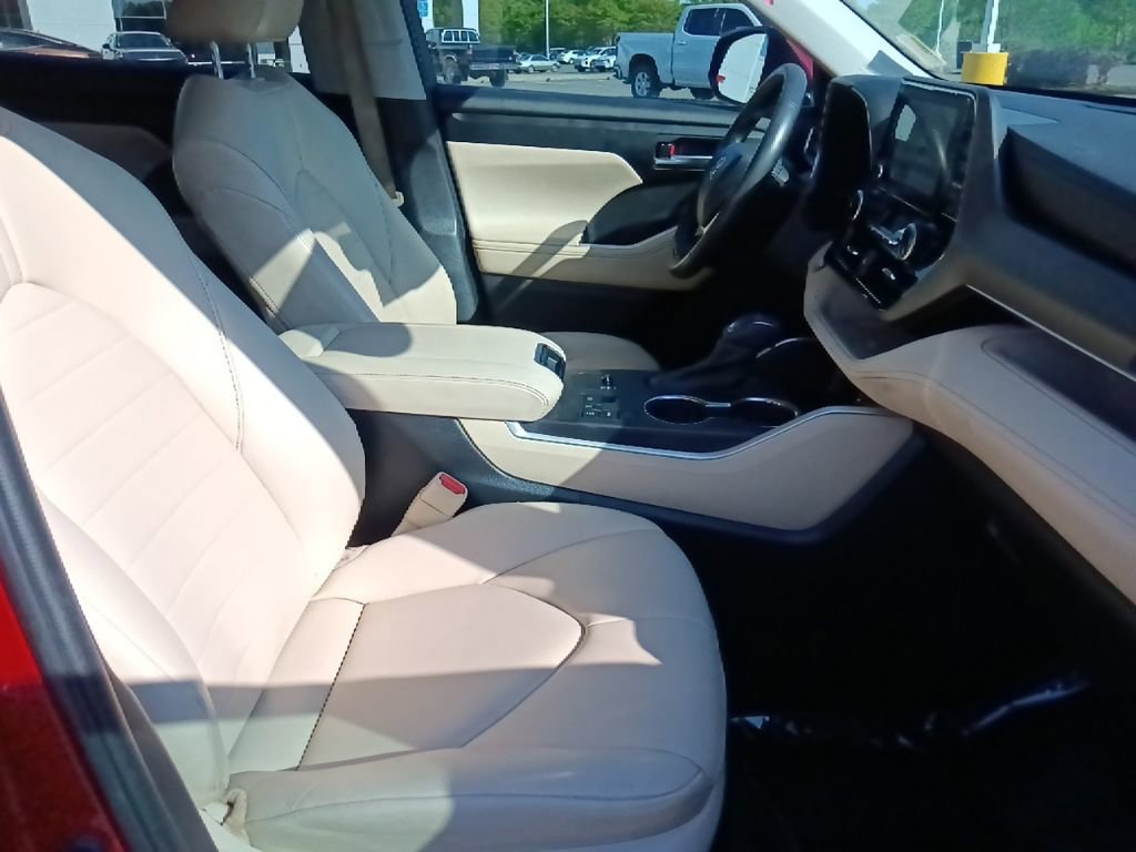 Used 2023 Toyota Highlander XLE FWD image 34