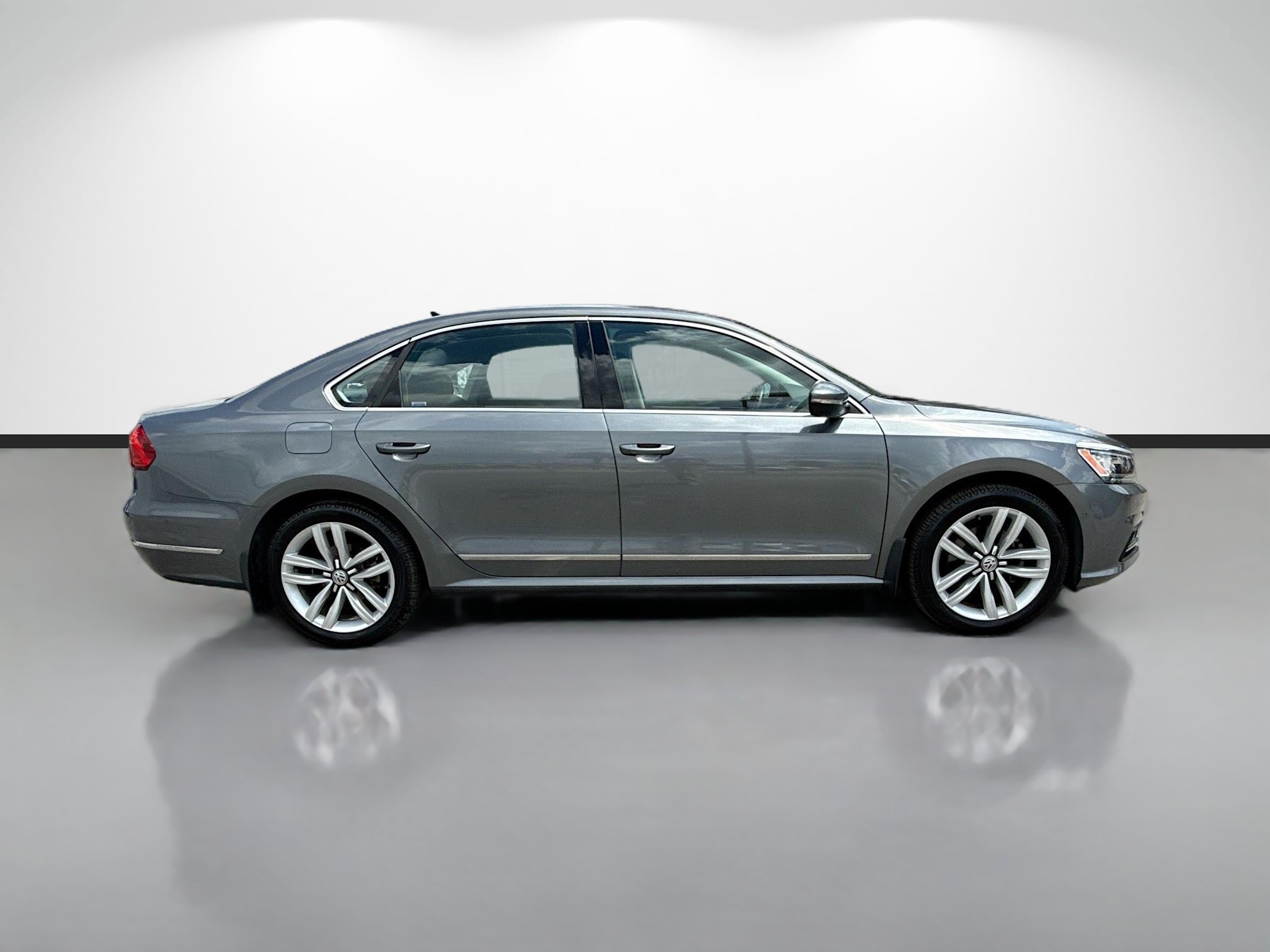 Used 2016 Volkswagen Passat 1.8T SEL Premium FWD image 2