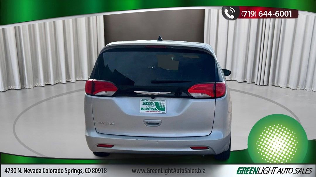 Used 2023 Chrysler Voyager LX image 4