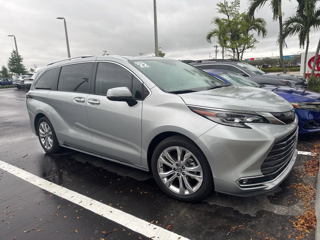 Used 2022 Toyota Sienna Platinum image 3
