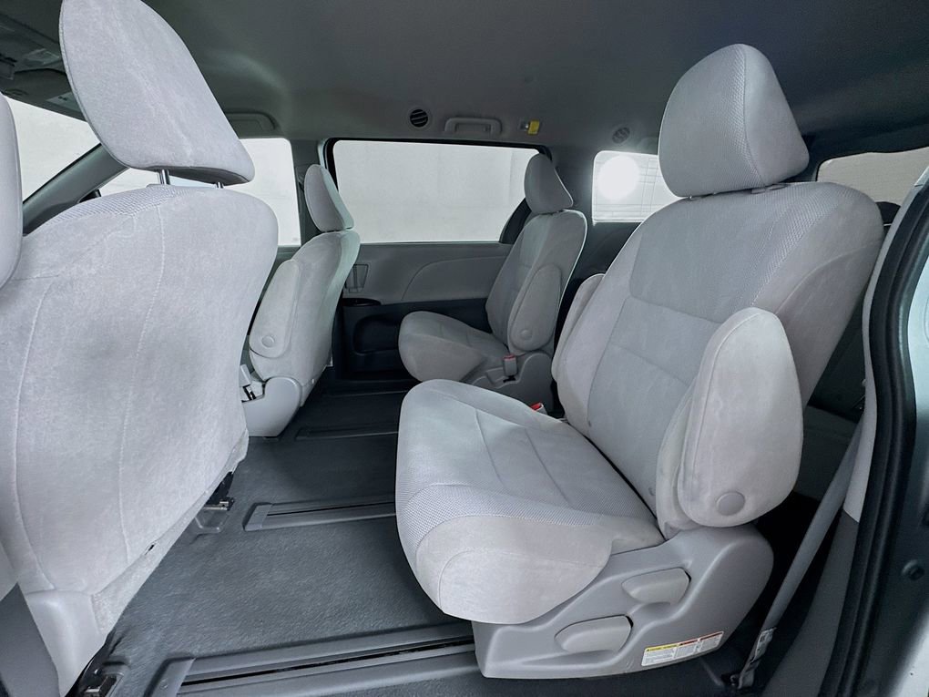 Used 2020 Toyota Sienna L image 18