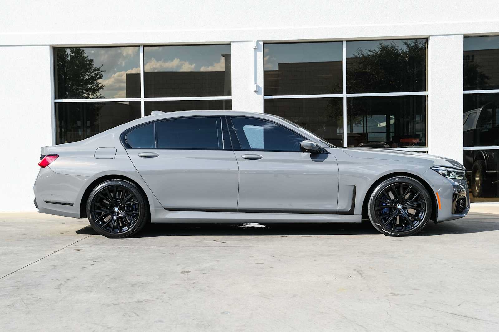 Used 2022 BMW M760i xDrive w/ Luxury Rear Seating Package AWD/4WD image 7