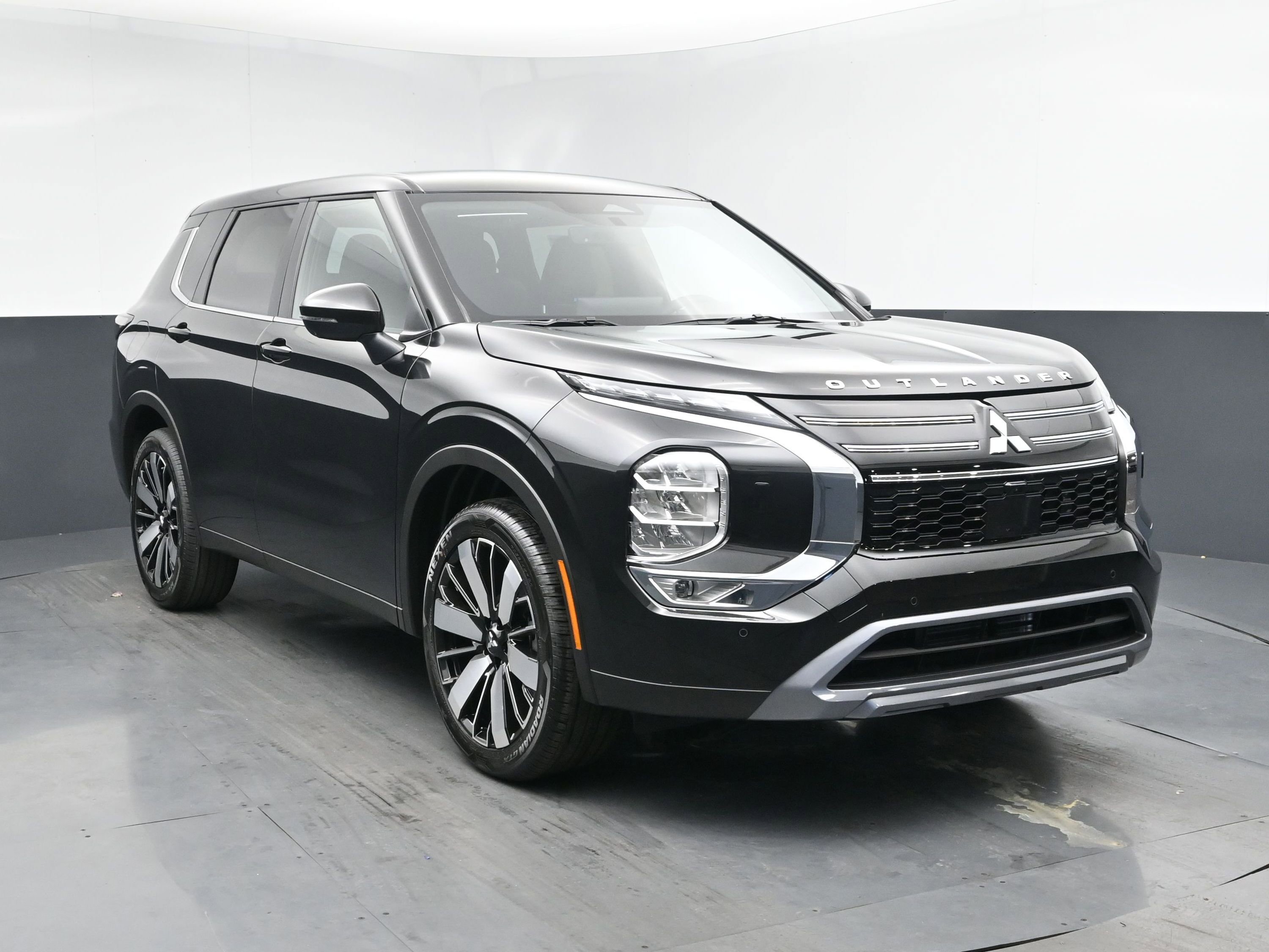 New 2025 Mitsubishi Outlander SE image 2