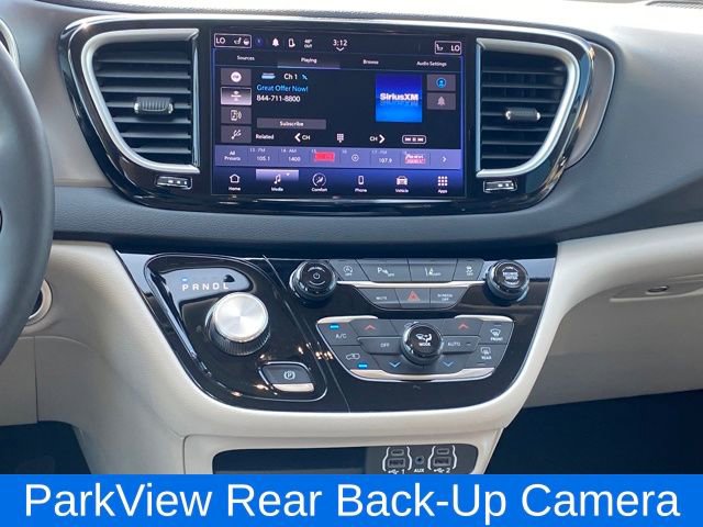 Used 2024 Chrysler Pacifica Touring-L image 9