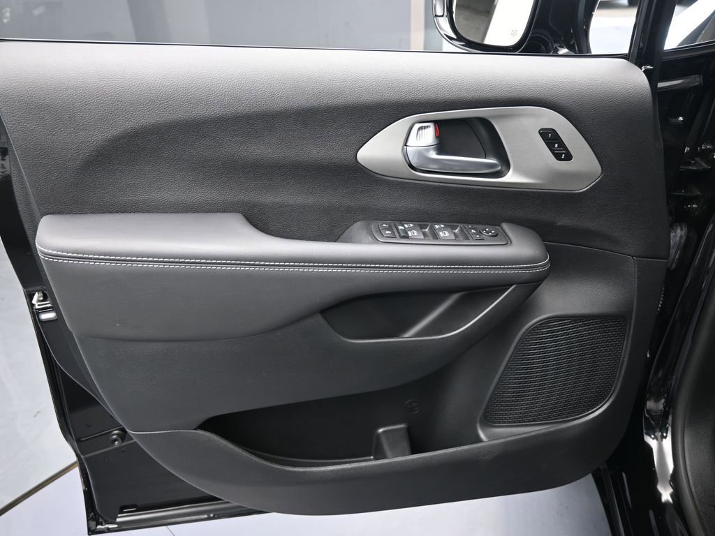 Used 2024 Chrysler Pacifica Limited w/ S Appearance Package image 13