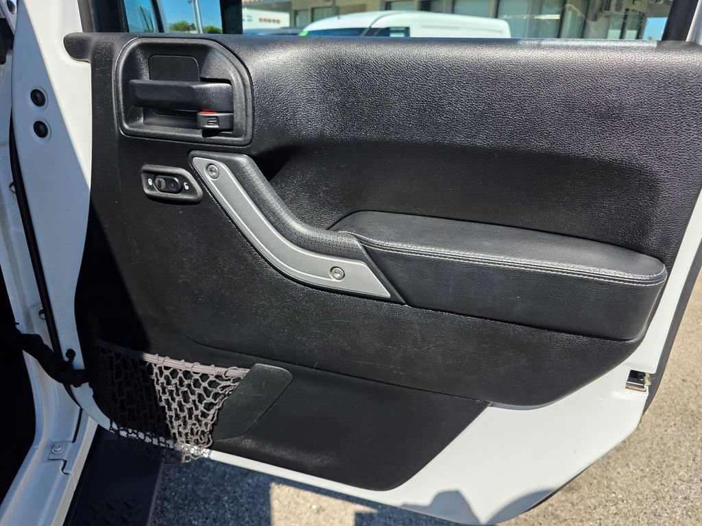 Used 2018 Jeep Wrangler Sahara w/ Connectivity Group AWD/4WD image 23