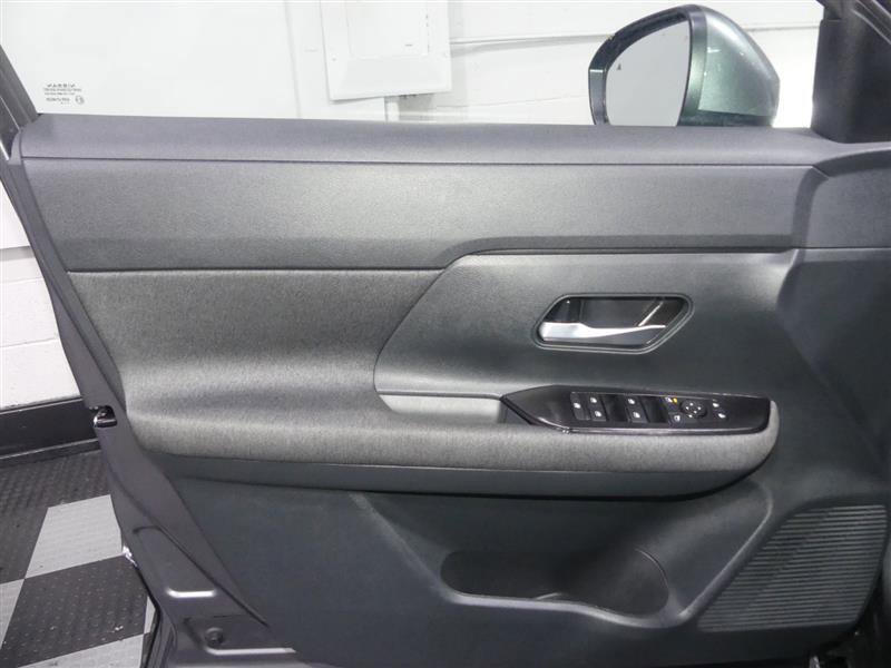 Used 2025 Nissan Kicks SV image 18