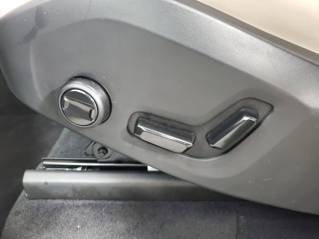 Certified 2025 Volvo XC90 B6 Plus image 23