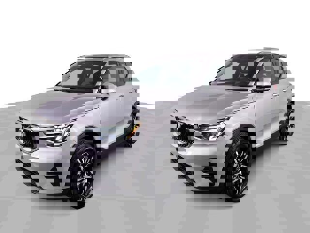 Used 2023 Volvo XC40 B5 Core image 2