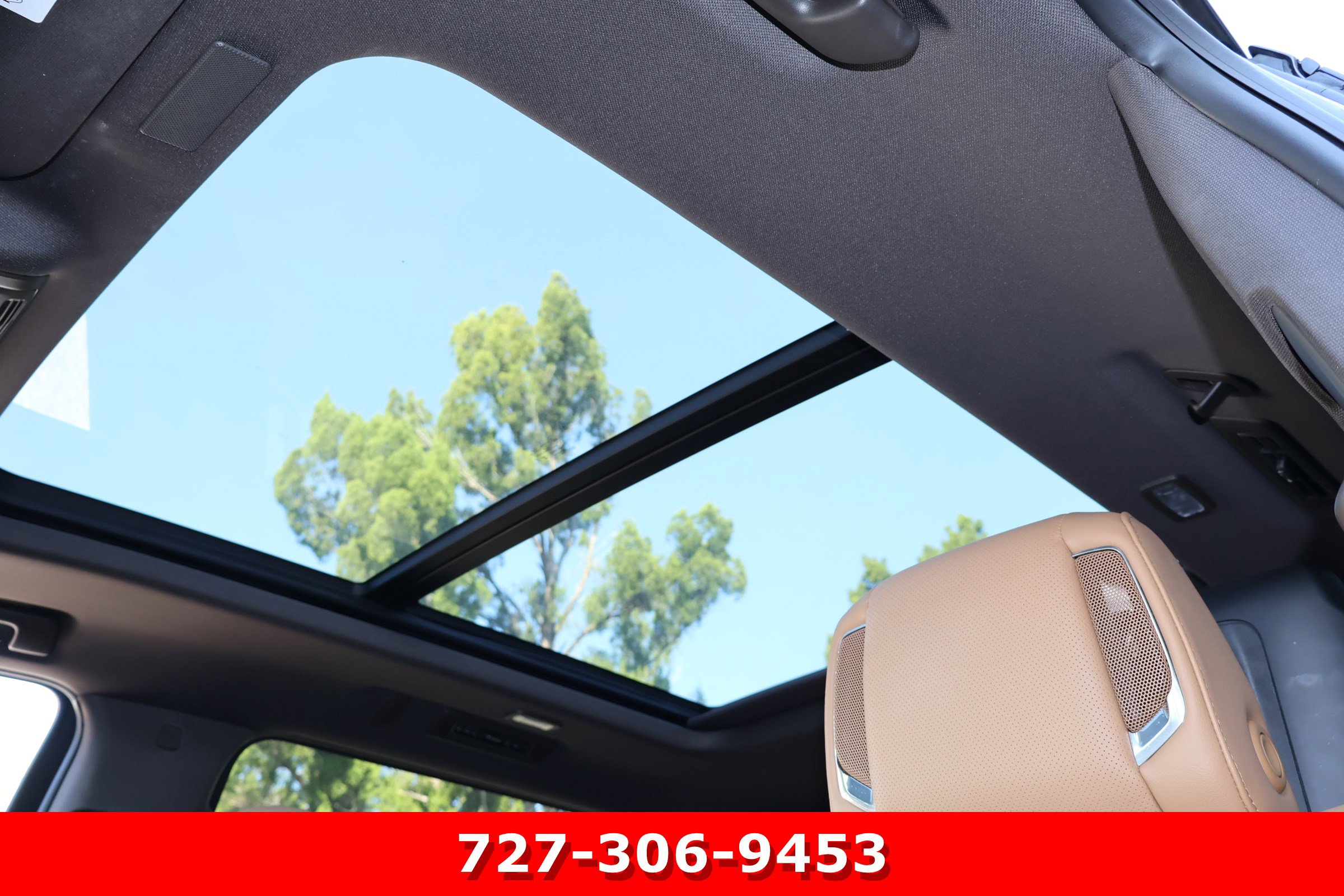 Used 2025 Cadillac Escalade ESV Premium Luxury image 5