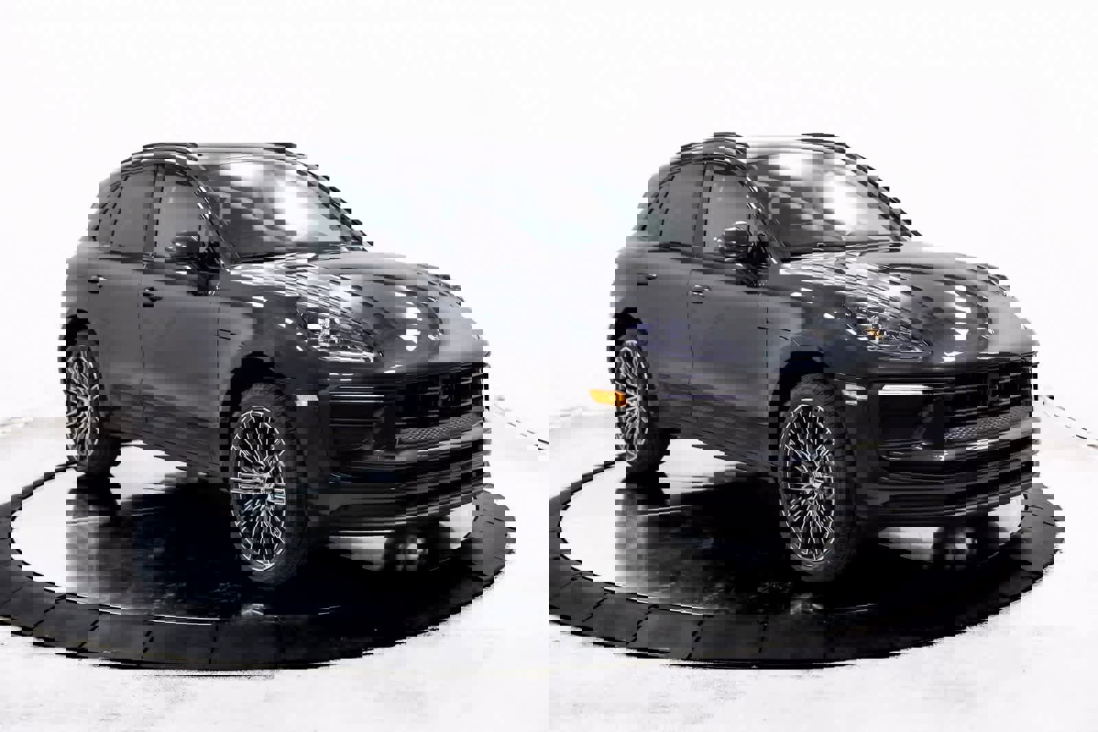 Certified 2025 Porsche Macan image 9