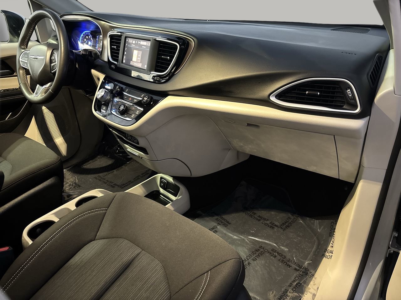 Used 2022 Chrysler Voyager LX image 12