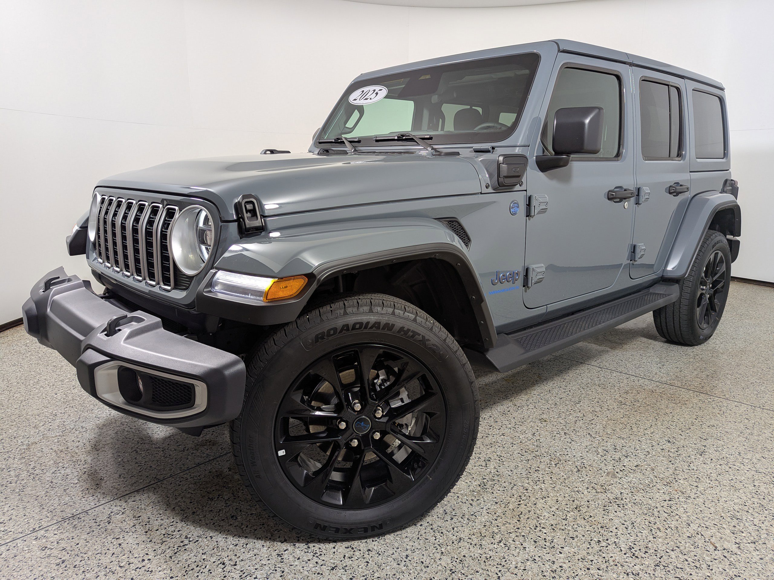 Used 2025 Jeep Wrangler Sahara AWD/4WD image 18