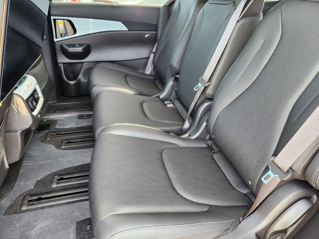 Certified 2025 Kia Carnival SX image 14