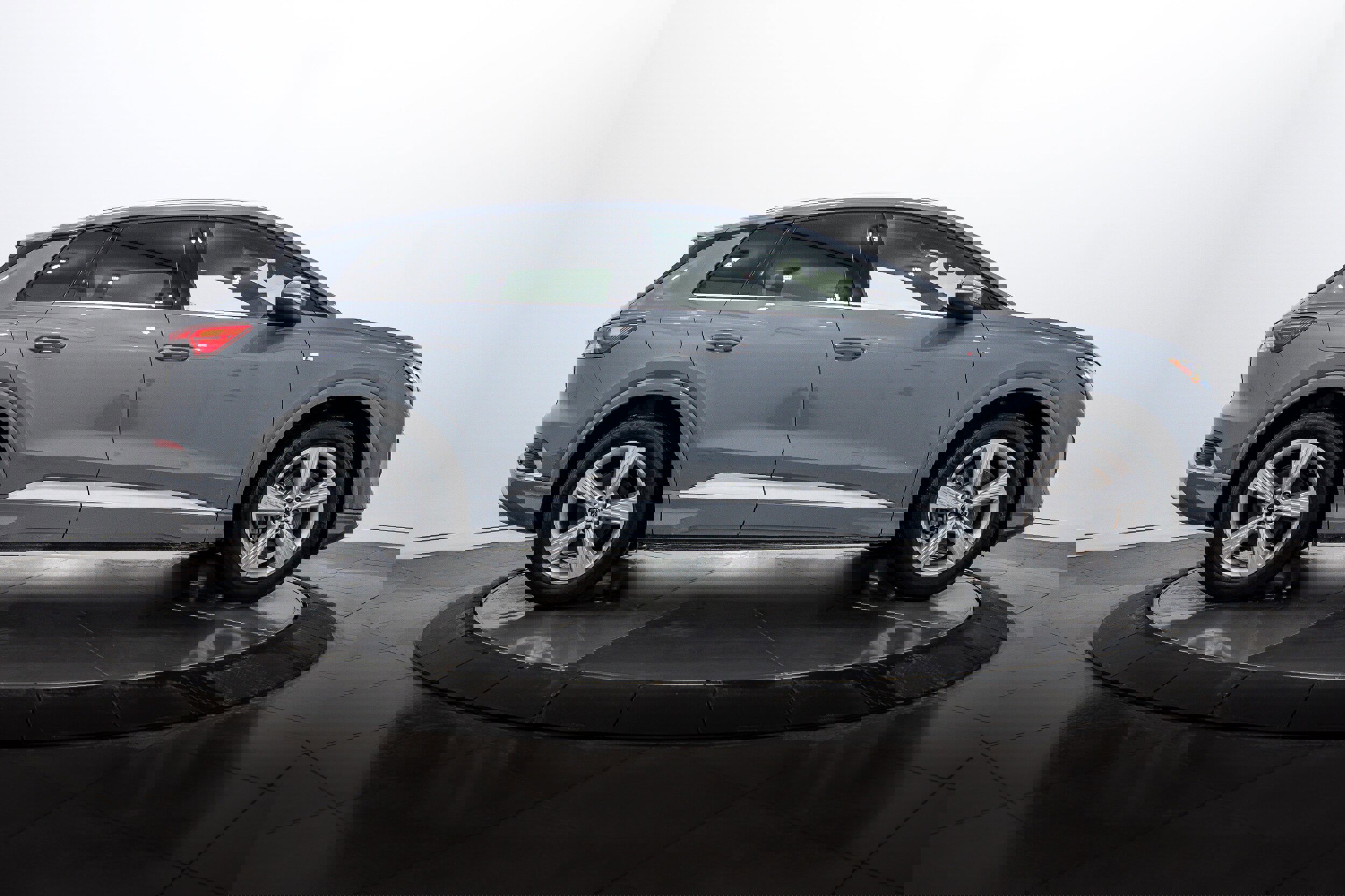 Used 2024 Audi Q4 e-tron Prestige image 3