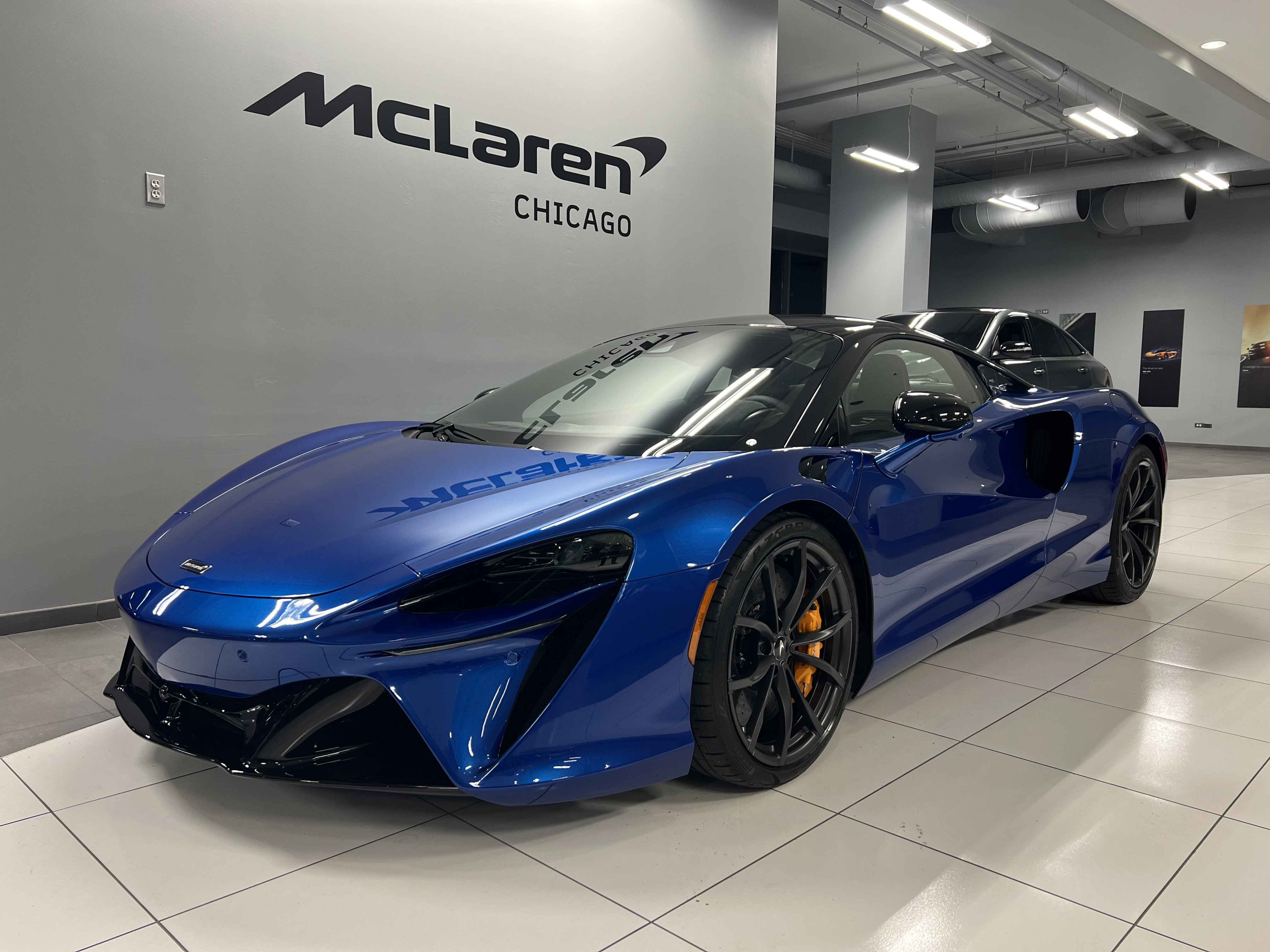 Used 2024 McLaren Artura image 4