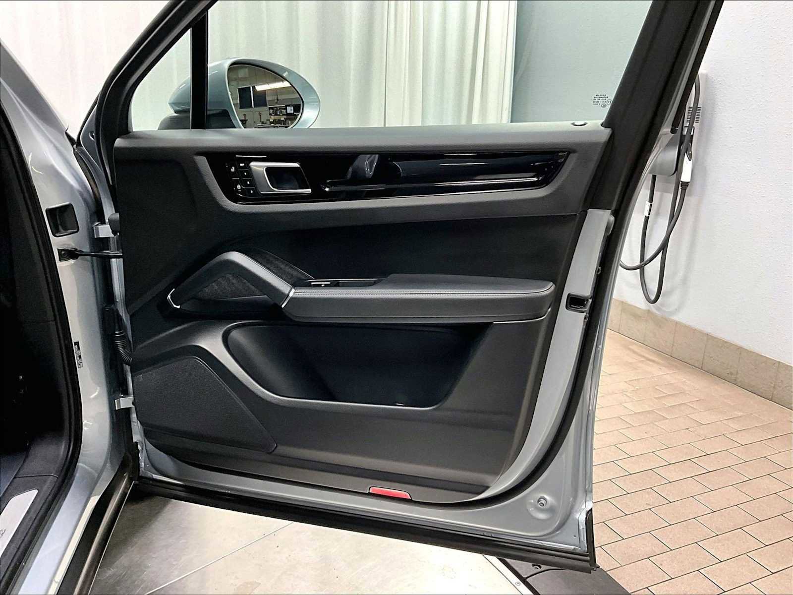 Used 2023 Porsche Cayenne image 28