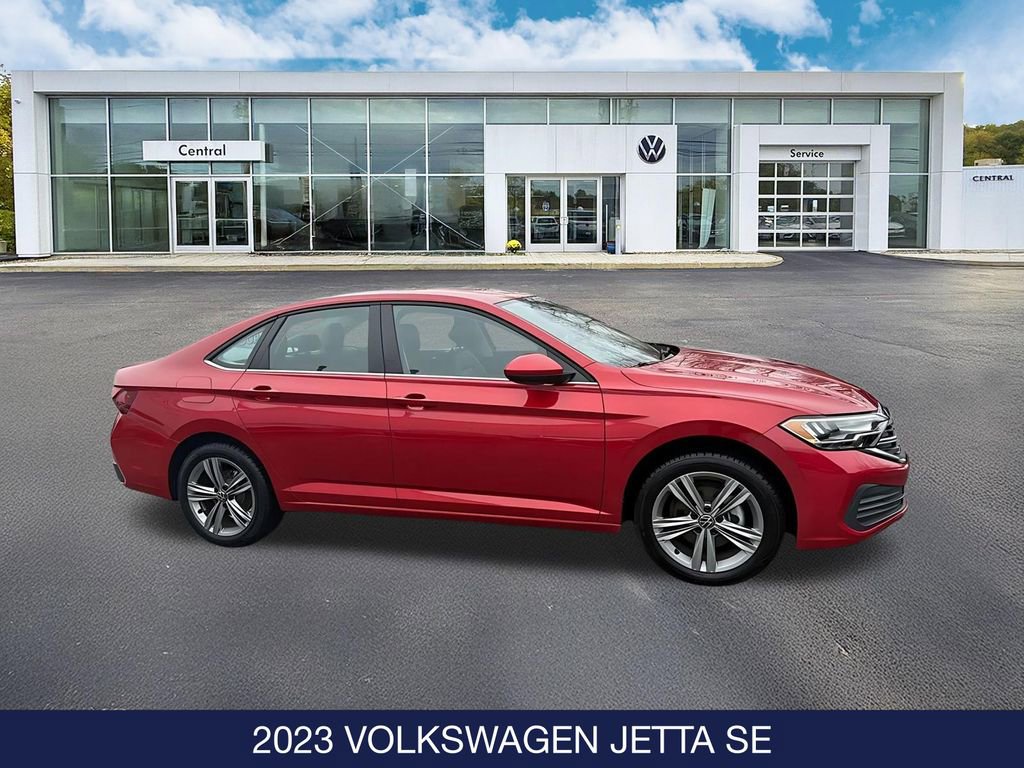 Used 2023 Volkswagen Jetta SE image 2