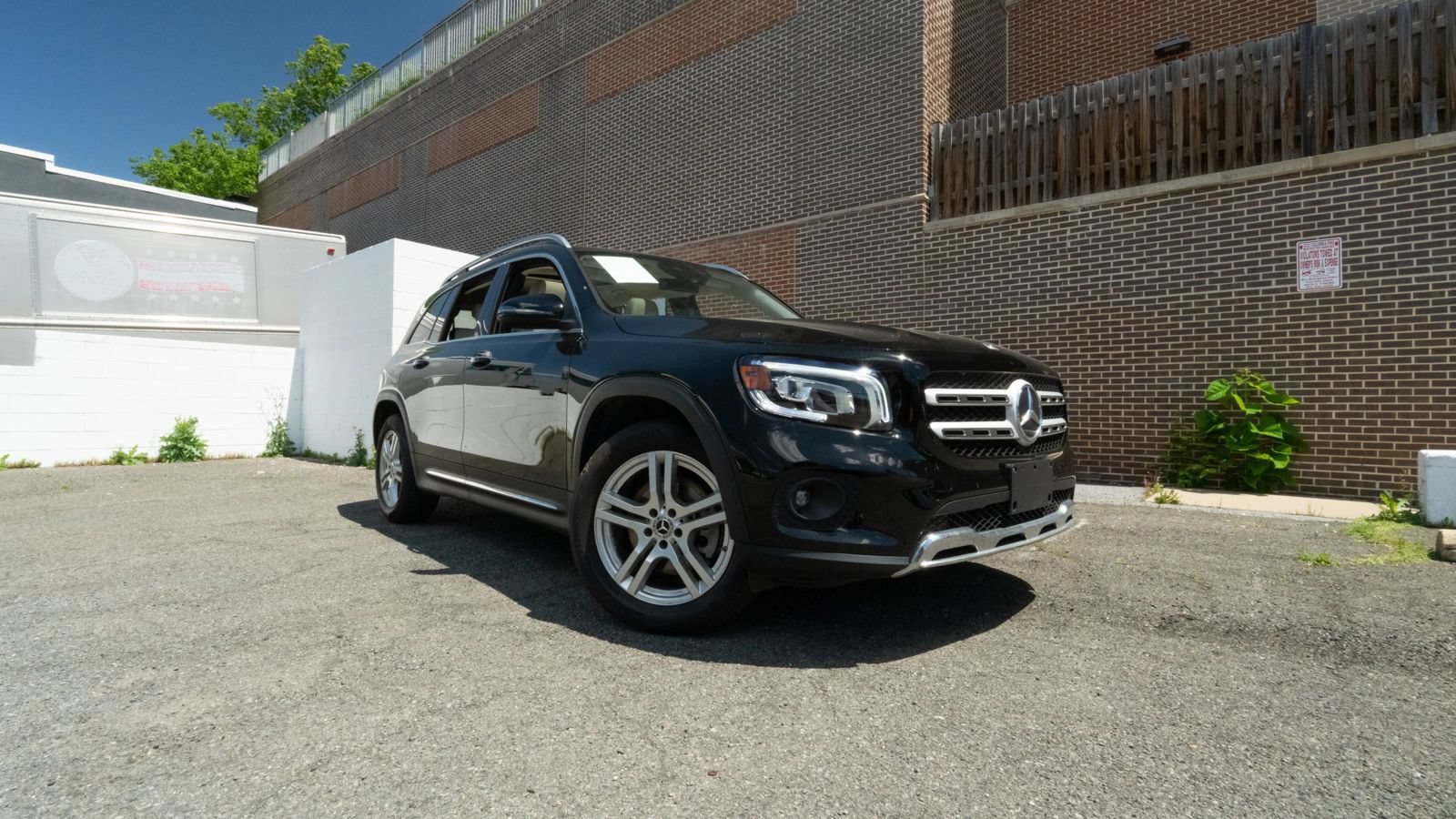 Used 2021 Mercedes-Benz GLB 250 4MATIC w/ Premium Package image 1