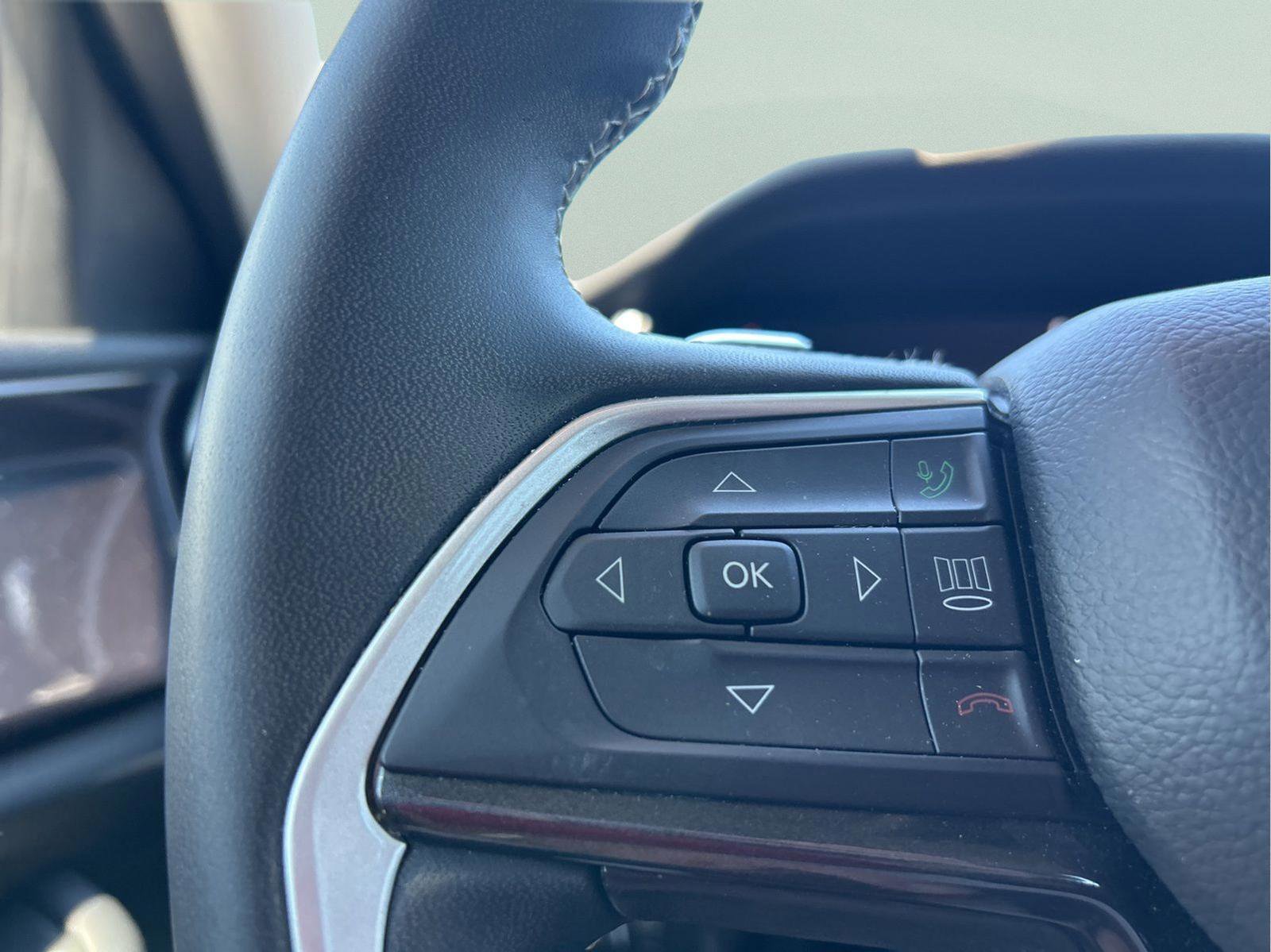 Used 2023 Jeep Grand Cherokee Laredo image 14