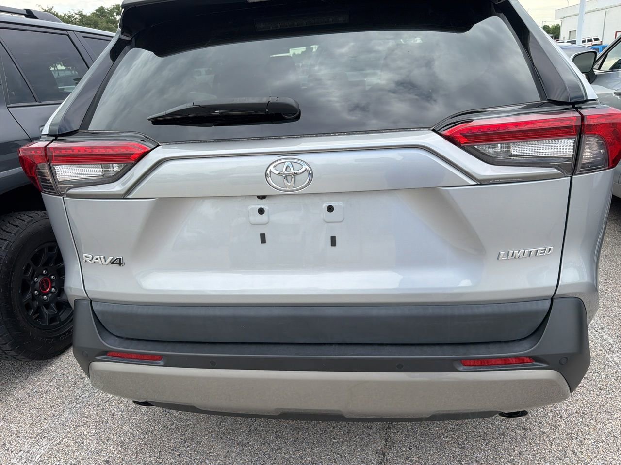 Used 2022 Toyota RAV4 Limited FWD image 7