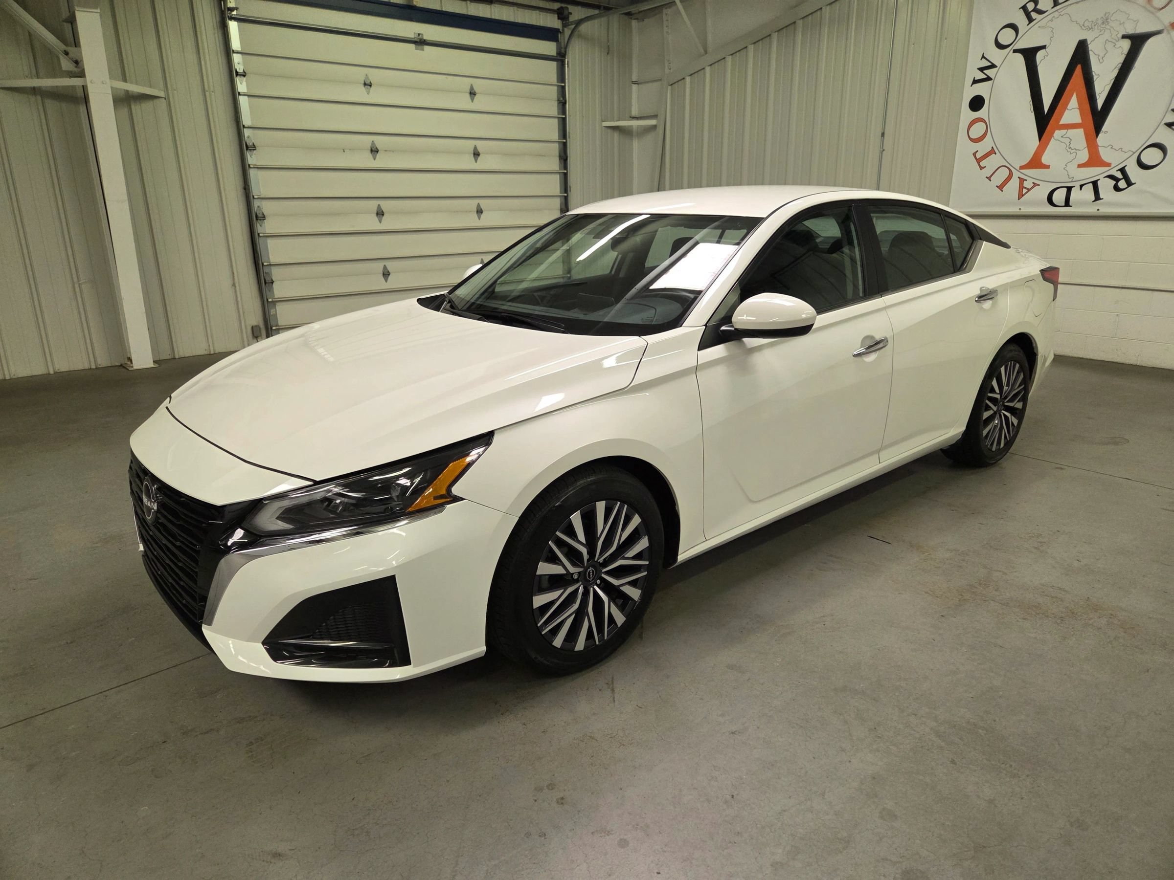 Used 2023 Nissan Altima 2.5 SV FWD image 2